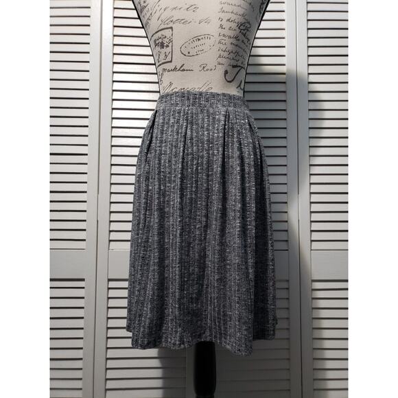 GNW Knit Skirt Women’s Size Small Heather Gray Pleated Elastic Waist Knee Length - Picture 3 of 7